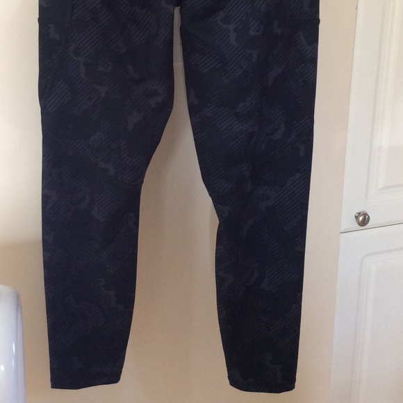 NEW Ladies 7/8 Reebok Leggings | Size Medium | Black and Grey Logo | 2 Pockets - Picture 4 of 14